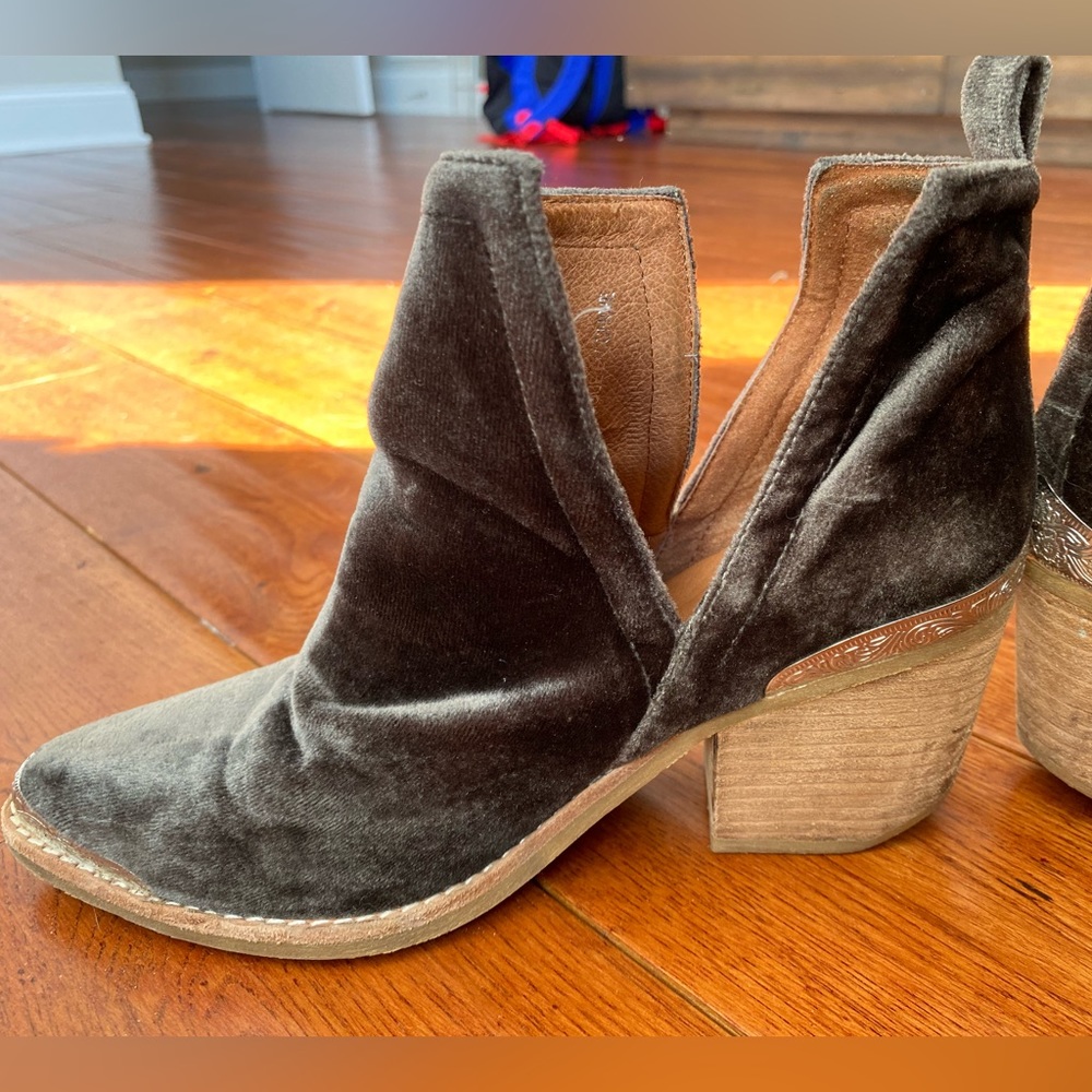 Jeffrey Campbell Cromwell velvet booties size 6.5 - Picture 8 of 11